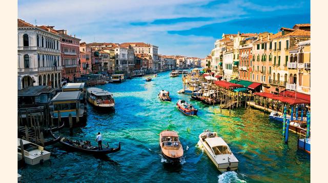 Venecia. Es sabido que la ciudad se está hundiendo desde hace muchos años, pero el aumento del nivel del mar ha hecho que la situación sea más dramática. La frecuencia de las inundaciones aumenta cada año y el turismo también juega un factor. En el 2007 r