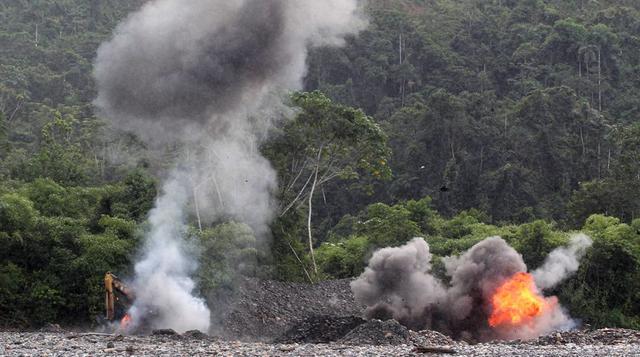 Las fuerzas del orden usan dinamita para destruir maquinaria y campamentos de los mineros.