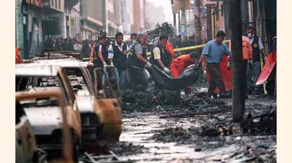 En Perú, el 29 de diciembre del 2001, un gigantesco incendio provocado por petardos y fuegos artificiales devastó la zona comercial de Mesa Redonda en el centro de Lima, con un saldo de 447 muertos y desaparecidos y más de un centenar de heridos. (Foto: U