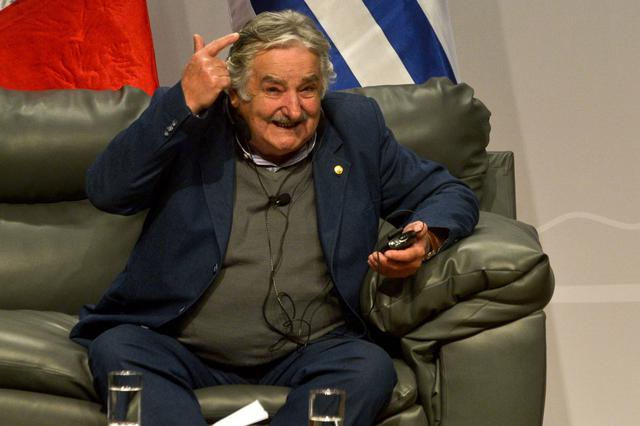 Foto 7 | El expresidente uruguayo José Mujica también pasó del gobierno al Senado, un trabajo que complementa con giras internacionales que, incluso, lo trajeron a Chile para apoyar la campaña de Alejandro Guillier.