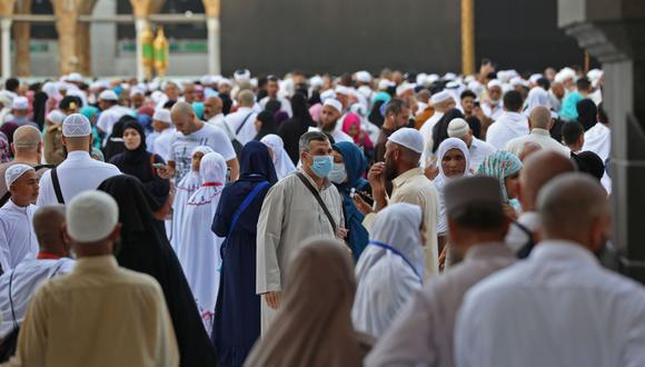 Peregrinos musulmanes usan máscaras de protección en la Gran Mezquita en la ciudad sagrada de La Meca, Arabia Saudita, el 28 de febrero de 2020. (AFP).