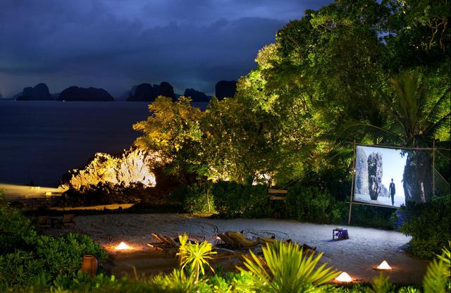 Six Senses Yao Noi (Tailandia) |Esta lujosa sala de cine está en la isla privada de Yao Noi (Tailanda). Fue diseñada por la empresa Porsche Design Studio y pretende ser un espacio confortable para disfrutar del cine bajo las estrellas. (Six Senses)