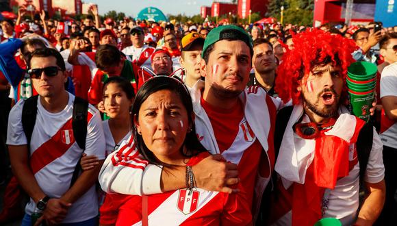 Hinchas peruanos alientan a la selección desde el fan fest de Moscú en Rusia 2018. (Foto: Reuters)