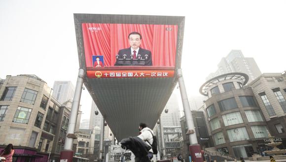 Una pantalla muestra una transmisión de noticias de Li Keqiang, el primer ministro de China, durante la apertura de la primera sesión del 14 ° Congreso Nacional del Pueblo (NPC) en el Gran Salón de la gente de Beijing, China, el viernes 5 de marzo de 2023. Photographer: Qilai Shen/Bloomberg