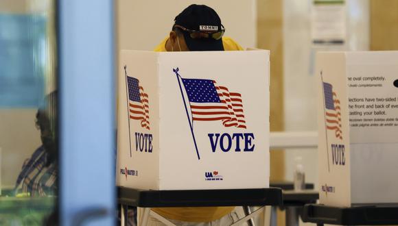 Un ciudadano emite su voto en las elecciones presidenciales de Estados Unidos en la Biblioteca Pública C. Blythe Andrews, Jr. en Tampa. (EFE/EPA/PETER FOLEY).