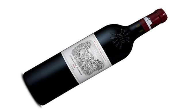 Lafite Rothschild. Denso, serio y expansivo, los sabores largos, complejos y sutiles del vino se despliegan en capas.