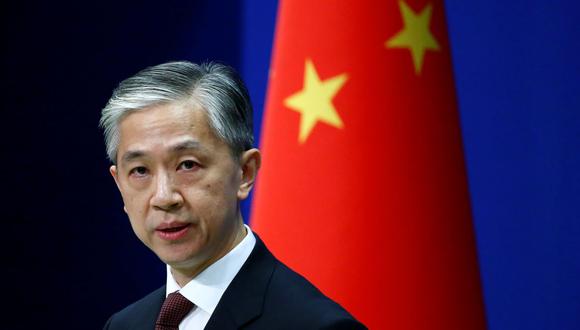 El portavoz del Ministerio de Relaciones Exteriores de China, Wang Wenbin, habla durante una conferencia de prensa en Beijing, China. (REUTERS/Tingshu Wang).
