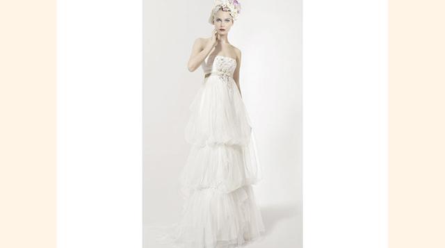 Christian Lacroix. Este diseñador se caracteriza por inspirarse en los años treinta. Su sello es inigualable ya que le encanta mezclar lo histórico con lo contemporáneo. (Foto: bodaclick)