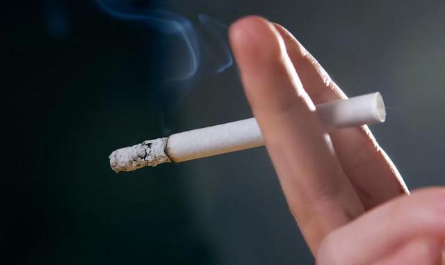 Los descendientes de los fumadores tienen mayor predisposición a caer en el tabaco. Los descendientes de los fumadores presentan mayor riesgo de convertirse en fumadores. Desde un punto genético presentan mayor probabilidad de adicción, y si conviven con 