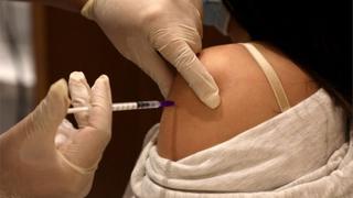 ¿Por qué existe una vacuna antiCOVID y aún esperamos una contra el VIH?