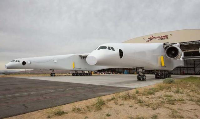El avión se ha construido para transportar cohetes que serán lanzados desde el cielo hacia órbitas cercanas a la Tierra y su vuelo experimental no se producirá antes de 2019.