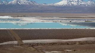 Gigantes del litio Albemarle y SQM luchan por acceso a estudio de agua en salar chileno 