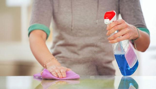 FOTO 3 | 3. Trabajos de limpieza. Los trabajos de limpieza pueden acomodarse bien a tus horarios y los costos para iniciar suelen ser bajos, sobre todo si le pides a tus clientes que te den el material que necesitas para trabajar. Asegúrate de medir bien el tiempo que crees que vas a tardarte limpiando (que suele ser más de lo que uno se imagina) y analiza cuántas habitaciones hay y las expectativas de limpieza de tus clientes antes de empezar. Como vas a estar trabajando en la casa de alguien más, este trabajo se basa en la confianza. Si haces un buen trabajo, tus mismos clientes te van a recomendar con sus amigos. En Estados Unidos, este tipo de trabajos se pagan de $20 a $40 dólares la hora dependiendo de tu ubicación.

Puedes empezar a ofrecer tus servicios y a crear tu lista de clientes creando perfiles en páginas web o plataformas especiales para esto. (Foto: Getty)