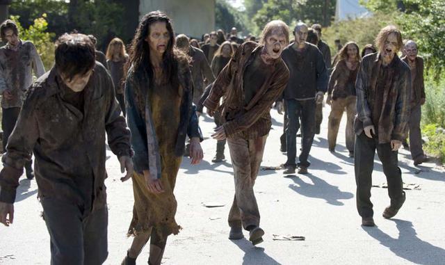 FOTO 3 | 3. Los actores que interpretan zombis en el programa usan acondicionador y lubricante personal para darle a su cabello ese aspecto sucio y despeinado.