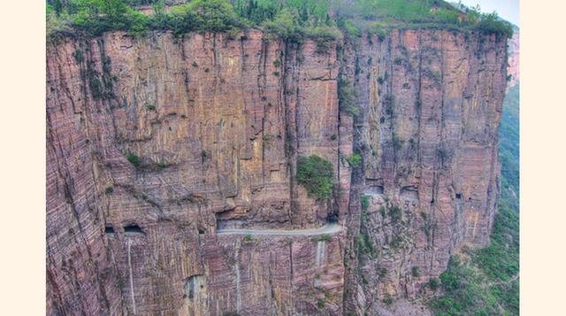 Carretera túnel Guoliang – China, en su construcción varios aldeanos murieron por lo que es llamado el camino de la muerte. Este camino se magnifica por tener un túnel que cruza a través de la montaña, con precipicios que parecieran no tener fondo.