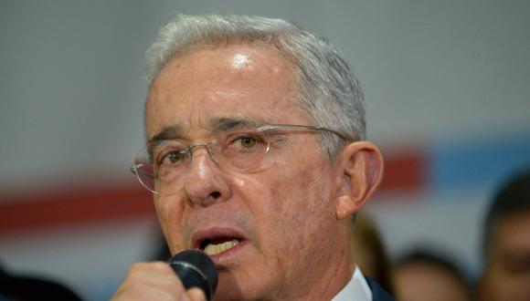 El expresidente de Colombia, Álvaro Uribe, habla con sus partidarios en Bogotá. Archivo del 8 de octubre de 2019. (AFP / Raul ARBOLEDA).