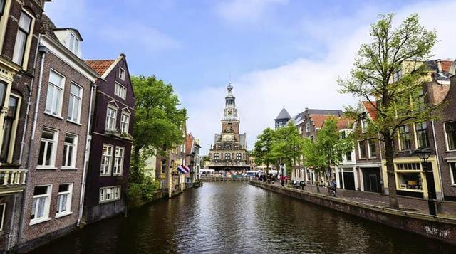 14. Alkmaar, Países Bajos. El medievo sabe a queso en la bonita localidad de Alkmaar, situada a media hora larga de Amsterdam. Disfrútala más que ningún día los viernes entre las 10:00 y las 12:30. Ese día a esa hora celebra su tradicional subasta de ques