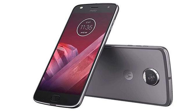 El Moto Z2 Play se presenta como un terminal de 5,5 pulgadas (resolución Full HD, 1.920 × 1.080 píxeles) que puede presumir del que está cerca de ser el grosor más delgado que jamás hemos visto en un smartphone: seis milímetros. Esta reducción en el groso
