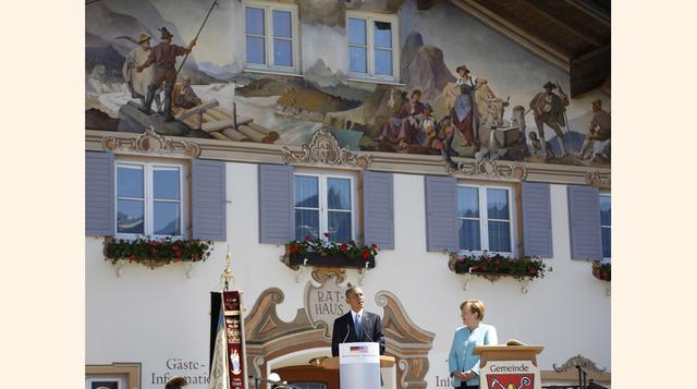 Barack Obama comenzó su visita a la cumbre del Grupo de los Siete de líderes mundiales con una visita a un pintoresco pueblo alpino con la canciller alemana, Angela Merkel. (Foto: AP)