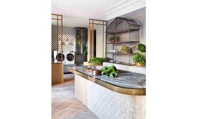 Trendy Kitchen, Beatriz Silveira. Una cocina bonita y romántica en la que cuesta descubrir los nueve electrodomésticos que integra. Es la propuesta muy femenina de Beatriz Silveira para Samsung donde sobresalen el delicado papel pintado y el espectacular 