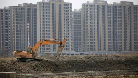 Excavadora en un sitio de construcción de edificios residenciales en Shanghái, China.(Foto: REUTERS/Aly Song)