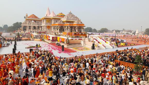 Ayodhya (India), 22/01/2024.- una fotografía proporcionada por la oficina de información de prensa de la India que muestra a los devotos y participantes indios que asistieron a la ceremonia en el templo del Señor Ram en Ayodhya, Uttar Pradesh, India, 22 de enero de 2024. EFE/EPA/BURÓ DE INFORMACIÓN DE PRENSA