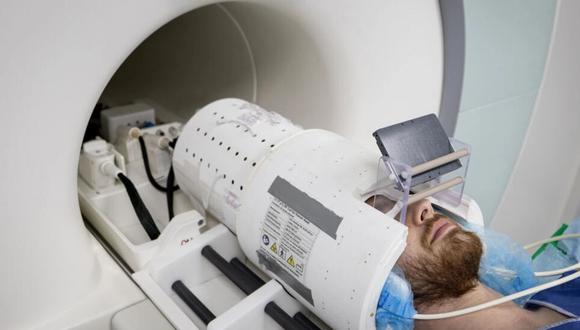 Un voluntario participa en una simulación de examen médico mediante resonancia magnética en el IRM Iseult Magneton 11,7 T del Comisariado de Energía Atómica francés en Gif-sur-Yvette (Francia) ALAIN JOCARD / AFP