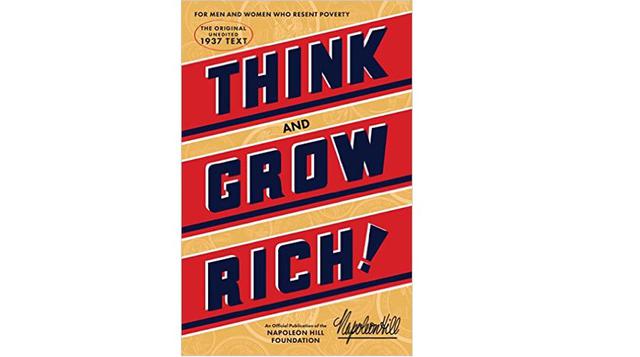 "Piense y hágase rico" de Napoleon Hill. En este libro, Napoleon Hill pone un gran énfasis en las finanzas y describe también muchas maneras de transformar completamente su vida personal y profesional.