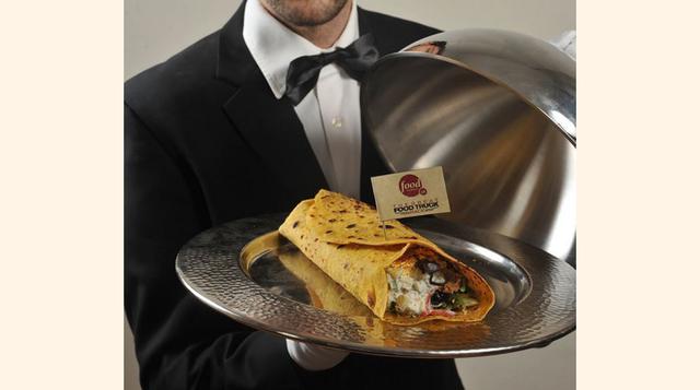 El Kebab más caro del mundo (US$ 1,270). La comida rápida convertida en lujo de manos del chef Andy Bates. Así, una rebanada de pan de pita con infusión de azafrán, yogur de pepino, infusión de champagne Krug, pimientos scoths bonnet, oro comestible y cor