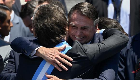 El presidente de Argentina, Javier Milei, es abrazado por el expresidente de Brasil (2019-2022), Jair Bolsonaro, después de pronunciar su discurso inaugural en las escaleras del Congreso en Buenos Aires el 10 de diciembre de 2023. (Foto de Luis ROBAYO/AFP)
