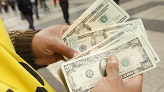 El dólar retoma caída en la apertura