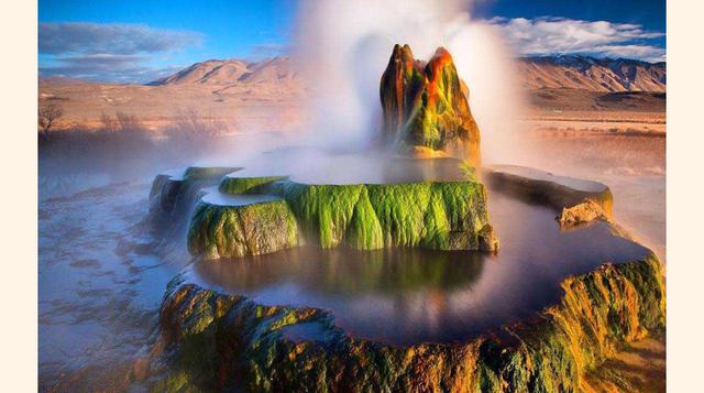 Géiser Fly (Nevada, Estados Unidos). Este géiser artificial escupe H20 con carbonato cálcico, lo que forma una serie de estructuras calcáreas. A ellas se suma el color aportado por las bacterias y algas termófilas que decidieron establecer allí su hogar.