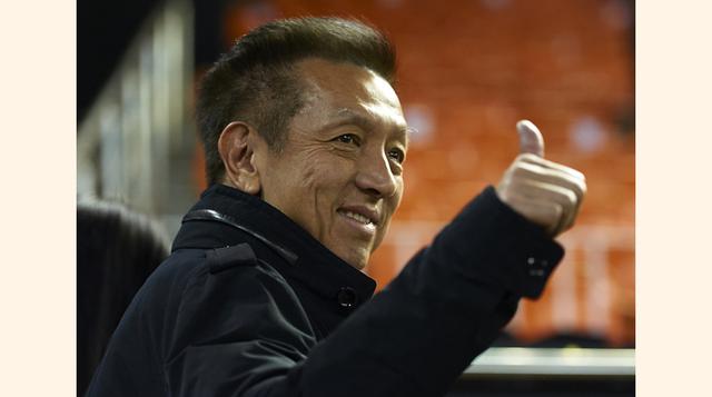 Peter Lim. En octubre del 2014, este multimillonario singapurense compró el 70% de las acciones del Valencia Club de Fútbol por 420 millones de euros (US$ 462 millones). En el 2010 intentó comprar el Liverpool, y se asegura que ahora está detrás del Rio A
