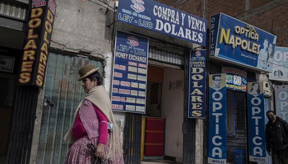Un lugar de cambio de moneda en el centro de El Alto, Bolivia.