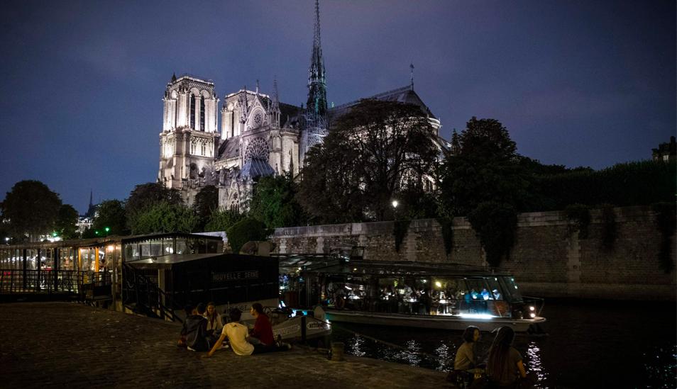 FOTO 1 | Notre Dame de noche
La catedral de Notre Dame, vista desde las orillas del Sena en París, en setiembre pasado. Fotógrafo: PHILIPPE LOPEZ / AFP / Getty Images