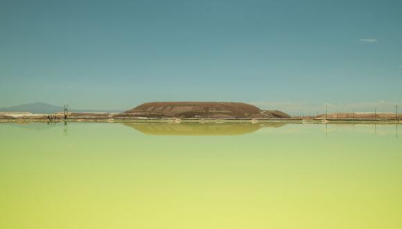 Una piscina de salmuera en una mina de litio de SQM en el salar de Atacama en el desierto de Atacama, Chile.
