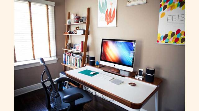 1. Crea una oficina exclusiva para ti: Esto es importante. Estar sentado en el sofá o en tu cama con tu computador en las piernas es algo que funciona de maravilla si estas revisando Facebook o escribiendo un correo. Pero no es lo adecuado para trabajar d