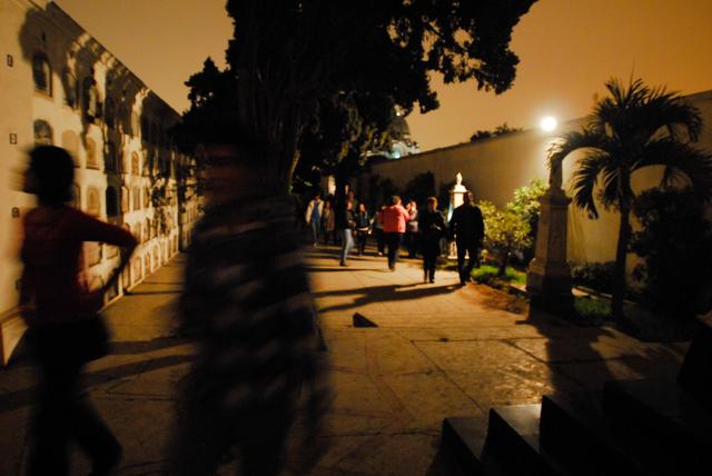 El Paintball para 10 personas, es decir, ¡Toda la familia! puede ser una alternativa divertida o si buscas un poco más de emoción participa del Tour Nocturno en el Cementerio Presbítero Maestro.<br>El primero tiene un costo de 45 soles la hora y el otro 35 soles.