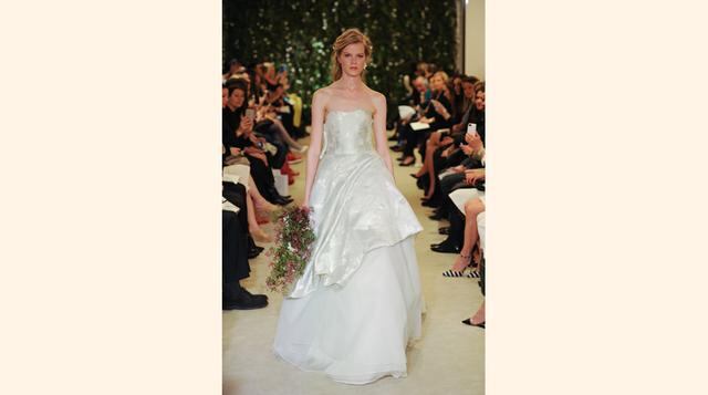 La romántica novia de Carolina Herrera, entre tules, sedas y encajes