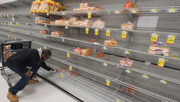 Los trabajadores de los supermercados están tratando de encontrar soluciones para llenar el vacío. (Imagen referencial: EFE).