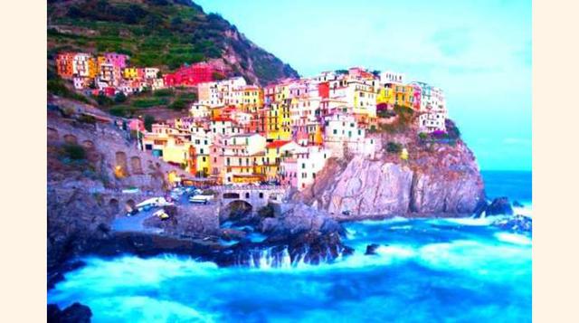 MANAROLA, CINQUE TERRE, ITALIA. Situado en una colina, este pueblo de las Cinque Terre es una combinación perfecta entre una bonita playa sin arena, como una piscina natural, y una arquitectura única de una gran belleza. La localidad está encerrada entre 
