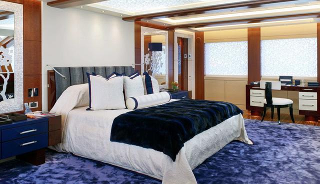 FOTO 9 | La cabina del propietario se encuentra en la cubierta superior y cuenta con una alfombra azul y espejos grabados. (Foto: Burgess)