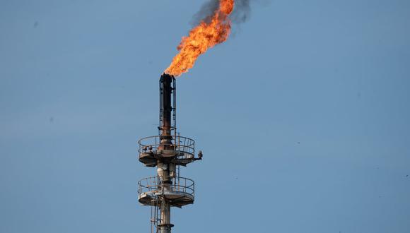 Una planta de hidrocarburos quemando gas.