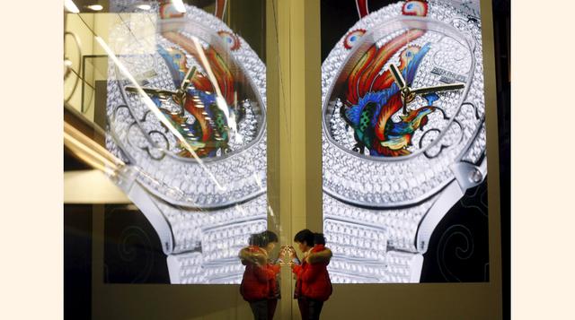 Una mujer observa un panel de Patek Philippe durante el día de presentación para la prensa en la feria Baselworld en Basilea, Suiza. (Foto: Reuters)