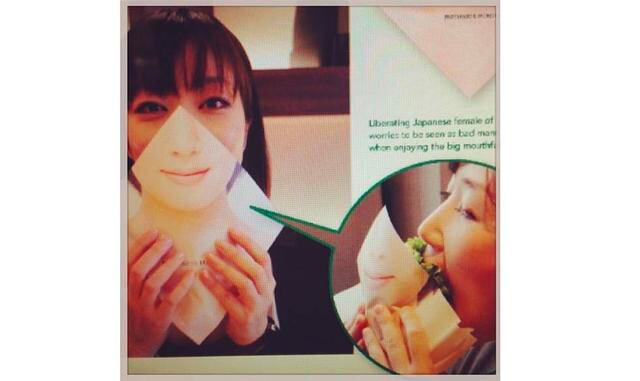 Servilleta con la cual nadie verá tu rostro cuando comas hamburguesas. Para comer una enorme hamburguesa tienes que abrir la boca ampliamante y ensuciarte de salsa. Las japonesas, como muchas mujeres, muchas veces se avergüenzan de hacer esto y prefieren 
