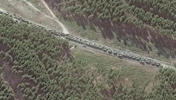 Imagen satelital de un largo convoy que avanza hacia Kiev, Ucrania (Foto: Getty)