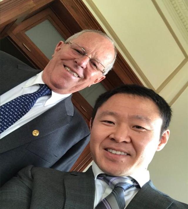 FOTO 8 | No pudo faltar el selfie de rigor entre Kenji y el Jefe de Estado.