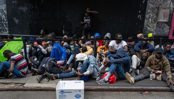 Durante varios días sofocantes, decenas de migrantes durmieron en las aceras del centro de Manhattan. (Foto: Bloomberg)
