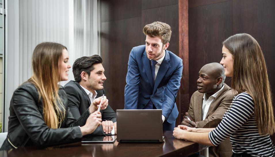 Foto 3 | Saber delegar: El peso de la empresa u organización no puede caer sobre los hombros de una sola persona, por eso es importante saber delegar funciones. En este punto es importante mencionar que es fundamental hacer seguimiento a las labores, de modo que el jefe está al tanto del proceso y evitar sorpresas a última hora.  (Foto: Freepik)