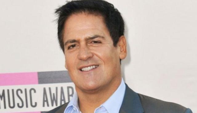 FOTO 2 | 2. Mark Cuban: Dueño de los Mavericks de Dallas e inversionista en Shark Tank. Mark Cuban dice haber escuchado el mismo consejo de muchas personas. “Lo escucho todo el tiempo… ‘No voy a renunciar, es lo que me apasiona.’ O lo escucho como consejo a los estudiantes y a los demás: ‘Sigue tu pasión.’ Esas son tonterías. ‘Seguir tu pasión’ es probablemente el peor consejo que puedes dar o recibir. ¿Por qué? Porque a todo el mundo le apasiona algo, generalmente más de una cosa. Nacemos con eso. Siempre habrá cosas que amemos hacer, que soñemos con hacer, que realmente queramos hacer con nuestras vidas. Esas pasiones no valen un peso. Si realmente quieres saber cuál es tu destino, busca a lo qué dedicar tu tiempo. El tiempo es el recurso más valioso del que no eres dueño. Puede que te des cuenta, o no… pero la forma en la que uses tu tiempo será el mejor indicador de a dónde te llevará el futuro.”

Cuban se dio cuenta de que el tiempo es un indicador importante en las prioridades de la gente. Puedes decir que ciertas cosas son importantes para ti, pero lo que hagas con ese poco tiempo que tienes es lo que muestra dónde están tus verdaderas prioridades. Es información valiosa que te permite enfocarte de verdad. (Foto: Shutterstock)